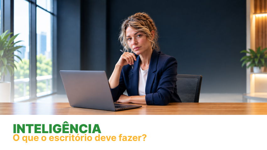 Mulher de blazer azul com notebook; card Inteligência: o que o escritório deve fazer