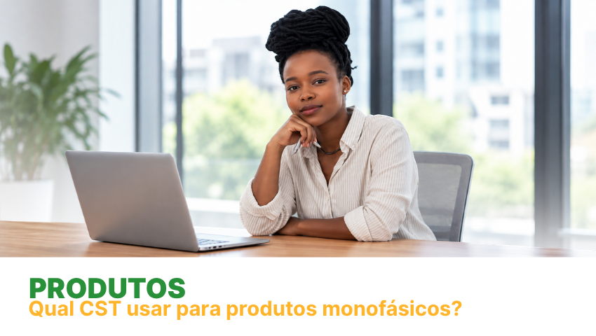 Mulher de camisa branca com notebook; card Produtos: qual CST usar para produtos monofásicos