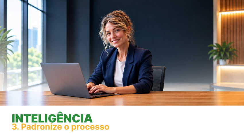 Mulher de blazer azul usando notebook; card Inteligência: padronize o processo